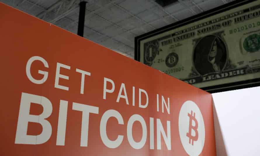 Une bannière avec le logo de bitcoin lors de la conférence sur la crypto-monnaie Bitcoin 2021 Convention à Miami.