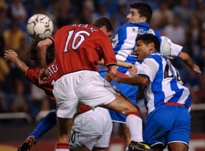 Donato (right) and teammate Roy Makaay challenge Manchester United’s Roy Keane in the Champions league on 25 September 2001.