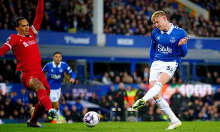 Jarrad Branthwaite’s shot beats the outstretched leg of Virgil van Dijk and puts Everton ahead