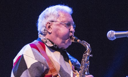 Lee Konitz, performing at Cheltenham jazz festival in 2015, has died after contracting coronavirus.