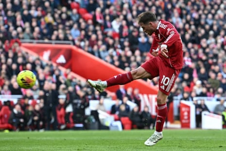 Alexis Mac Allister scores