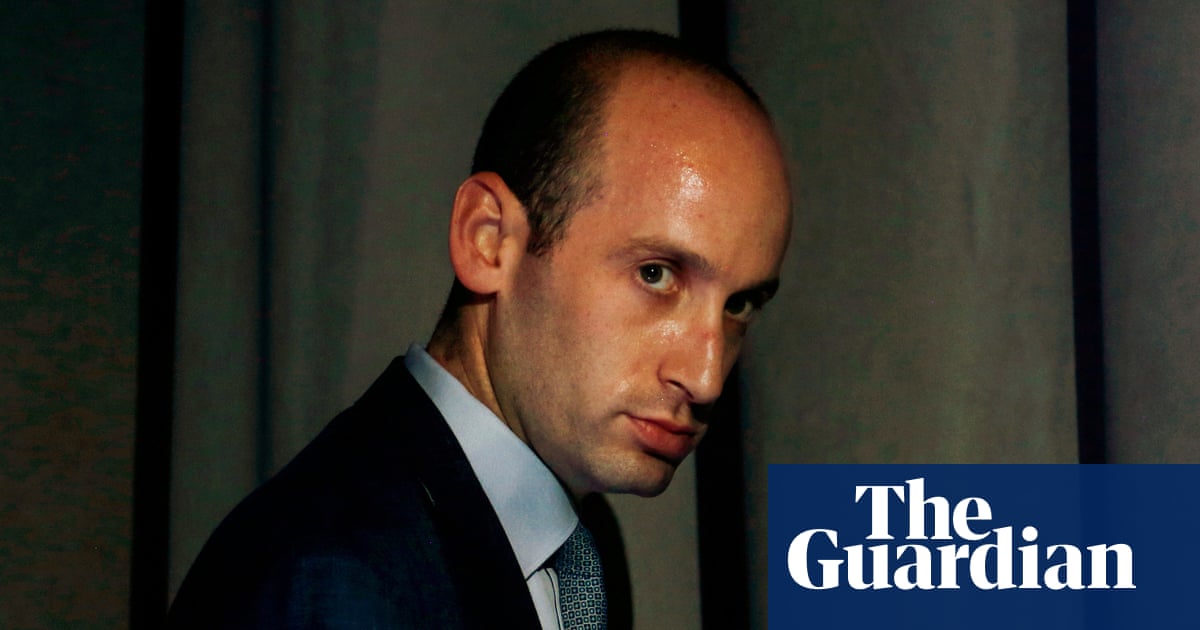 Правната група на противоречивия бивш помощник на Тръмп Стивън Милър