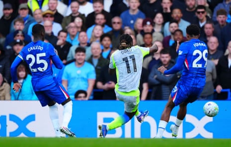 Jérémy Doku scores after he dispossessed Moisés Caicedo.