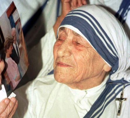 Mother Teresa looks at a photograph of Princess Diana after attending prayers for the princess in1997