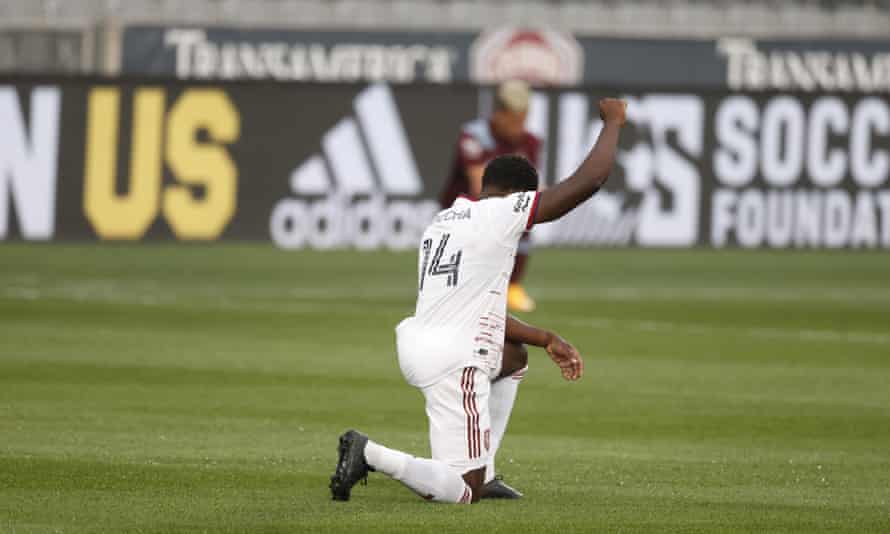 Nedum Onuoha se ajoelha antes da partida da MLS contra o Colorado Rapids.