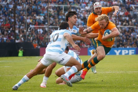 Carter Gordon of the Wallabies is challenged by Ignacio Mendy and Santiago Carreras (10) of Los Pumas