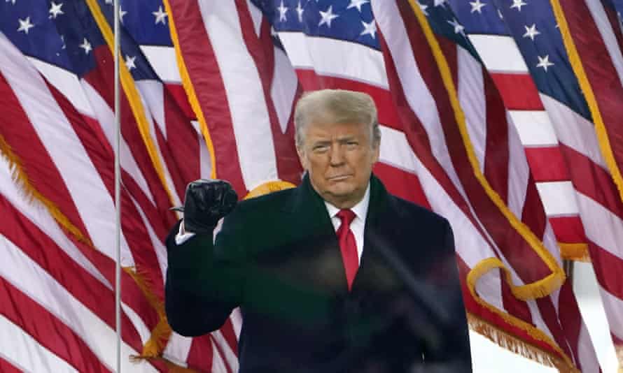 Donald TrumpFIȘER - Președintele de atunci, Donald Trump, face gesturi în timp ce sosește pentru a vorbi la un miting la Washington, pe 6 ianuarie 2021. Platforma de socializare Gab a fost lansată în 2016 și susține că acum are 15 milioane de vizitatori lunari, deși acest număr nu ar putea fi verificat independent. Serviciul spune că a înregistrat o creștere uriașă a numărului de înscrieri în urma revoltei din 6 ianuarie, care a determinat Facebook, Twitter și YouTube să reprime Trump și alții despre care au spus că au incitat la violență. (AP Photo/Jacquelyn Martin, File)