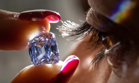 A model holds a De Beers diamond