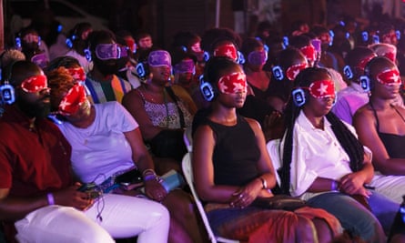 Les gens portant des écouteurs et les yeux bandés regardent une pièce