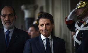 Giuseppe Conte, centro, habla con la prensa en Roma después de devolver el mandato para formar un nuevo gobierno.