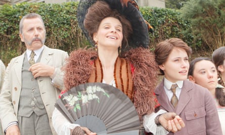 Juliette Binoche in a large hat and using a fan, playing an emotionally unhinged aunt in the slapstick Slack Bay