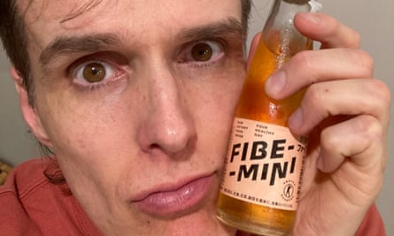 Andrew Hansen dengan minuman Fibe-Mini miliknya.
