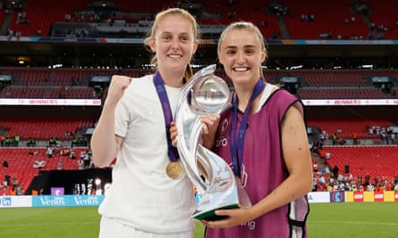 Keira Walsh prepares for Camp Nou arc – and faces Georgia Stanway | Women's Champions League 1 England's Keira Walsh and Georgia Stanway celebrate with the Women's Euro 2022 trophy.