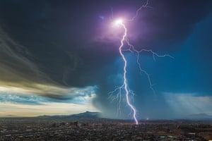 Uma tempestade cai sobre El Paso