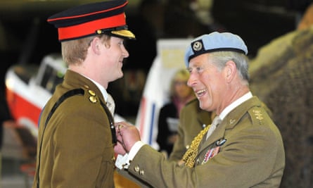 Le lieutenant Harry Wales reçoit ses ailes de son père.