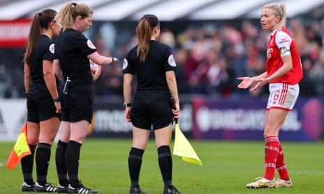 Leah Williamson of Arsenal confronts Referee, Abi Byrne at half time.