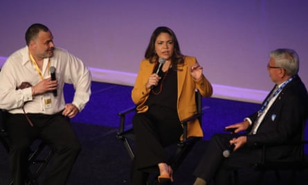 Se exhiben calcomanías de 'El socialismo apesta' mientras CPAC Australia aviva los temores de la voz indígena 3 El Dr. Anthony Dillon, la Senadora Jacinta Price y Warren Mundine comparten el escenario.