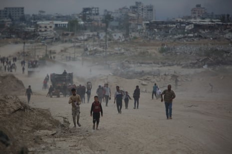 Palestinian people continue heading north on the third day of the ceasefire in the Gaza Strip.