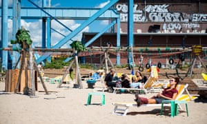 Amsterdam’s urban beach, Roest