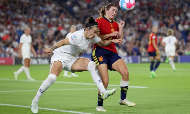 Lucy Bronze slåss om bollen med Mariona Caldanti.