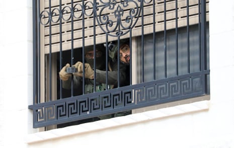 Las fuerzas de seguridad israelíes miran por la ventana de un edificio mientras llevan a cabo una redada militar en la ciudad cisjordana ocupada por Israel de Tulkarm.