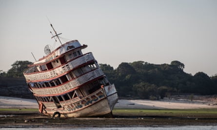 De boot leunt zijwaarts op het droge, naast de rivierbedding.