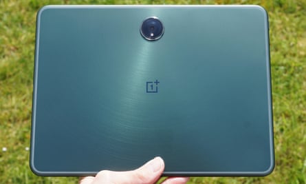 A parte de trás do OnePlus Pad.