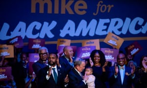 L'espoir présidentiel démocrate Mike Bloomberg (C) tient un bébé lors de la «célébration du lancement de Mike pour l'Amérique noire» au Buffalo Soldier National Museum de Houston, Texas.