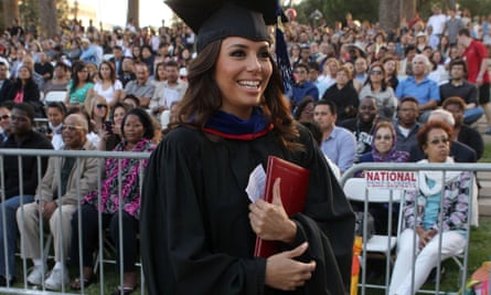 Eva Longoria obtient son diplôme à la California State University.