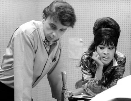 Spector et Ronnie Bennett en 1963, dans un studio d'enregistrement