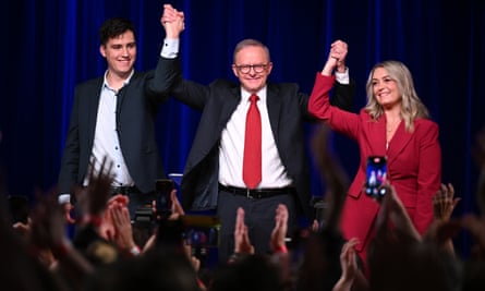 安東尼·阿爾巴尼斯 (Anthony Albanese) 與他的兒子內森 (Nathan) 和搭檔朱迪·海頓 (Jodie Haydon) 一起登台演出。