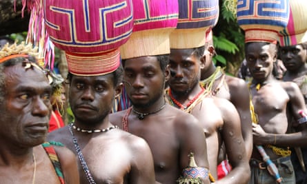 Upe men line up to vote in the 2019 independence referendum in Teau, Bougainville.