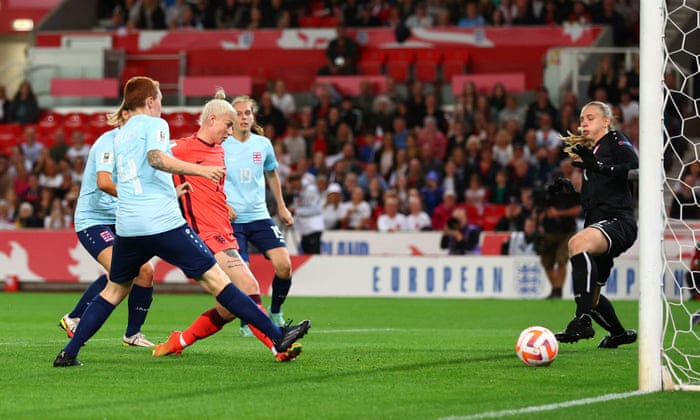 سجل بيثاني إنجلاند الكرة في الهدف السادس لإنجلترا.