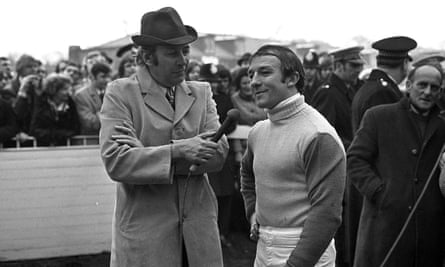 Richard Pitman diwawancarai oleh David Coleman dari BBC setelah balapan di mana dia berada sangat dekat dengan pemenang Red Rum di atas kudanya Crisp.