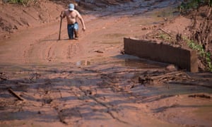 رجل يمشي في الوحل قبل انفجار السد في بارا لونغو نقاط.