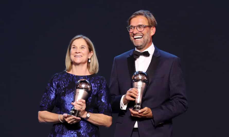 Jill Ellis et Jürgen Klopp après avoir remporté les prix Best Fifa en tant qu'entraîneurs féminins et masculins en 2019.