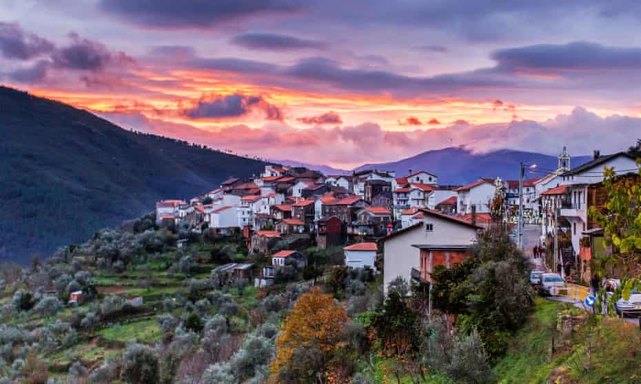 When the sun sets, Cabeça lights up with all the brilliance of the Star of Bethlehem.