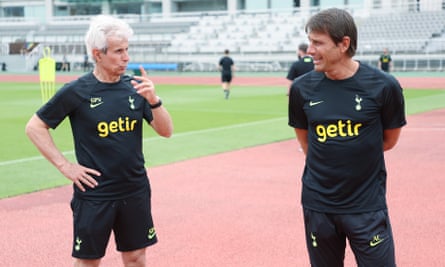 Gian Piero Ventroni (L) y Antonio Conte durante una sesión de entrenamiento del Tottenham en Corea del Sur en julio de 2022.