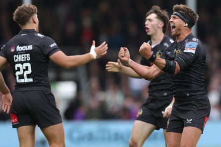 Henry Slade celebrates with teammates after beating Saracens