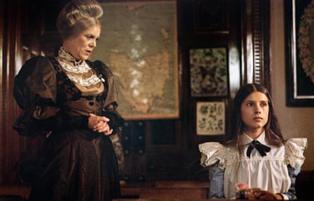 Rachel Roberts as Mrs Appleyard, with Margaret Nelson as Sara, in Picnic at Hanging Rock.