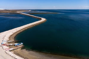 Barcos de observação de baleias em Ojo de Liebre. A lagoa é o lar de vários outros mamíferos marinhos, como o golfinho-nariz-de-garrafa, o leão-marinho da Califórnia e a foca comum