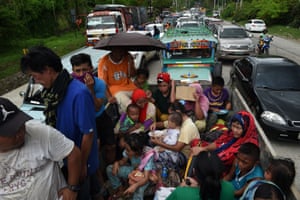 People flee Marawi in vehicles