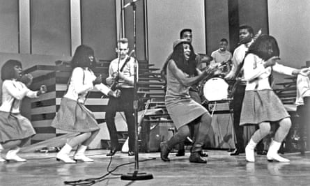 Gloria Scott (à l'extrême gauche) en tant qu'Ikette, avec Ike et Tina Turner