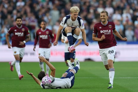 Lucas Bergvall jumps a challenge from his teammate Joao Palhinha.