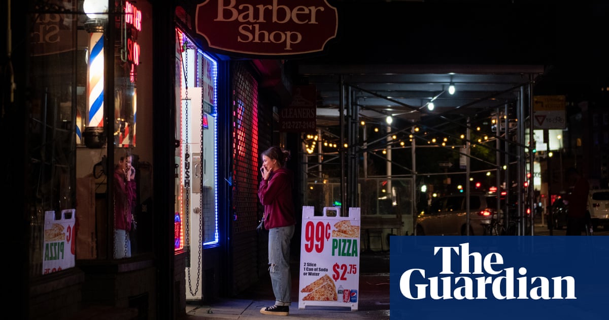 Spaccato di vita: New York è famosa $1 pizza da strada minacciata dall'aumento dei costi