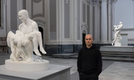 Jago visto com duas de suas esculturas de mármore dentro do Museu Jago, no distrito de Rione Sanità, em Nápoles.
