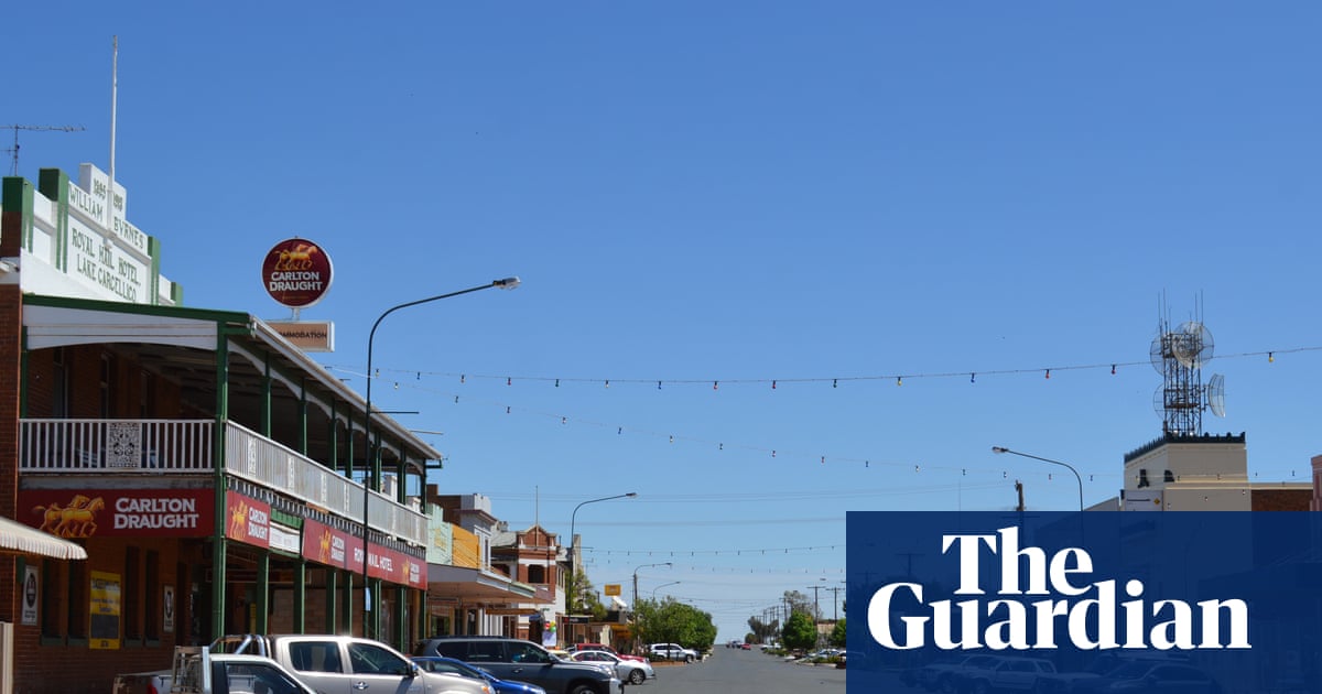 Three people dead and gunman on the run after shooting in NSW town