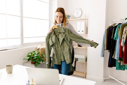 Influenciador online mostrando roupas novas durante o streaming.