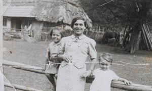 大屠杀幸存者Janine Webber,左图,1936年,四岁,与她的母亲Lipka和兄弟Tunio。