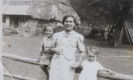 Holocaust survivor Janine Webber, pictured left, in 1936, aged four, with her mother, Lipka, and brother Tunio.